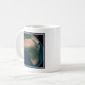 アフリカ大陸の上の宇宙から完全な地球。 コーヒーマグカップ (正面左)