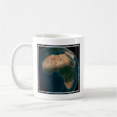 アフリカ大陸の上の宇宙から完全な地球。 コーヒーマグカップ (左)
