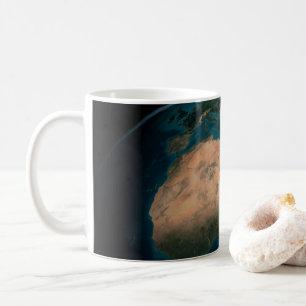 アフリカ大陸の上の宇宙から完全な地球。 コーヒーマグカップ