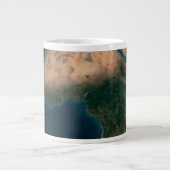 アフリカ大陸の上の宇宙から完全な地球。 ジャンボコーヒーマグカップ (正面)