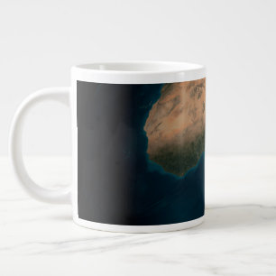 アフリカ大陸の上の宇宙から完全な地球。 ジャンボコーヒーマグカップ