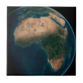 アフリカ大陸の上の宇宙から完全な地球。 タイル (正面)