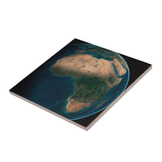 アフリカ大陸の上の宇宙から完全な地球。 タイル (側面)