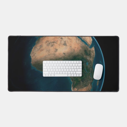 アフリカ大陸の上の宇宙から完全な地球。 デスクマット (キーボード&マウス)