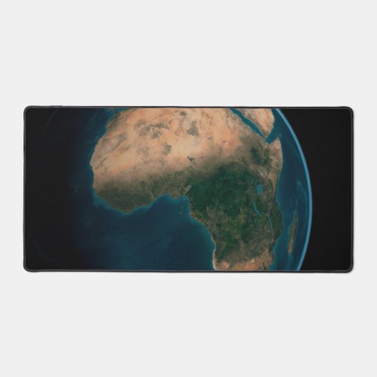 アフリカ大陸の上の宇宙から完全な地球。 デスクマット (正面)