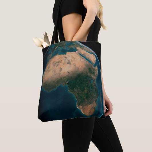 アフリカ大陸の上の宇宙から完全な地球。 トートバッグ (クローズアップ)