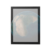 アフリカ大陸の上の宇宙から完全な地球。 ノートパッド (回転)