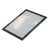 アフリカ大陸の上の宇宙から完全な地球。 ノートパッド (アングル)