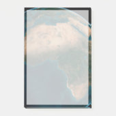 アフリカ大陸の上の宇宙から完全な地球。 ポストイット (正面)