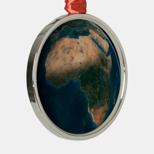 アフリカ大陸の上の宇宙から完全な地球。 メタルオーナメント (右)