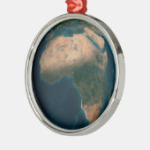 アフリカ大陸の上の宇宙から完全な地球。 メタルオーナメント (左)