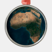 アフリカ大陸の上の宇宙から完全な地球。 メタルオーナメント (正面)