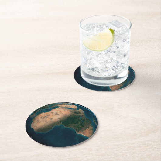 アフリカ大陸の上の宇宙から完全な地球。 ラウンドペーパーコースター (インサイチュ)