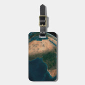 アフリカ大陸の上の宇宙から完全な地球。 ラゲッジタグ (正面縦)