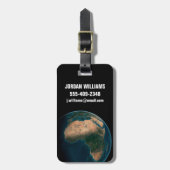 アフリカ大陸の上の宇宙から完全な地球。 ラゲッジタグ (正面縦)