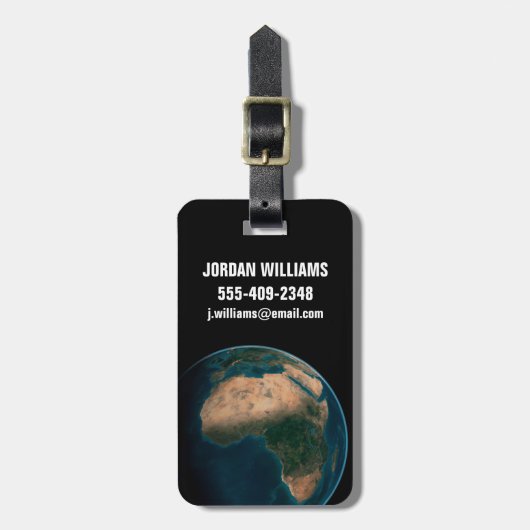 アフリカ大陸の上の宇宙から完全な地球。 ラゲッジタグ (正面縦)