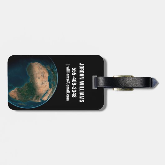 アフリカ大陸の上の宇宙から完全な地球。 ラゲッジタグ (裏面横)