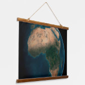 アフリカ大陸の上の宇宙から完全な地球。 吊り下げ型タペストリー (傾斜あり)