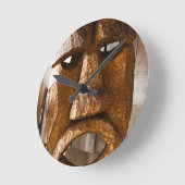 アフリカ手によって切り分けられるマスク ラウンド壁時計 (傾斜)