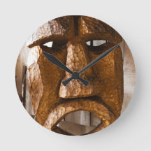 アフリカ手によって切り分けられるマスク