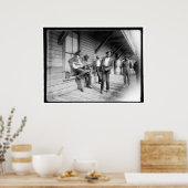 アフリカ系アメリカ人がボートc1902を待つ ポスター (キッチン)