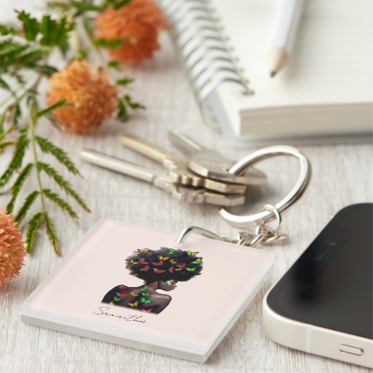 アフリカ系アメリカ人で蝶が多いアフロの女性 キーホルダー (正面右)