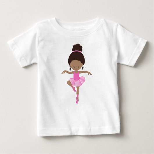 アフリカ系アメリカ人のバレリーナ、バレエ少女、ピンクのチュチュ ベビーTシャツ (正面)