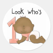 アフリカ系アメリカ人の女の子の第1誕生日のTシャツ ラウンドシール (正面)