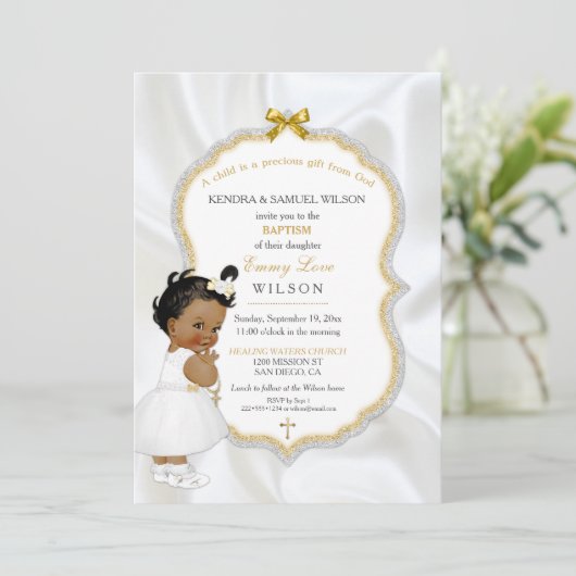 アフリカ系アメリカ人の女の赤ちゃんの洗礼の金ゴールドの十字 招待状 (スタンド正面)