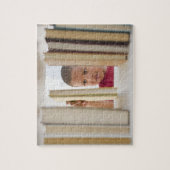 アフリカ系アメリカ人の少年が本を選ぶ ジグソーパズル (縦)