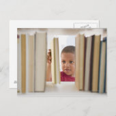 アフリカ系アメリカ人の少年が本を選ぶ ポストカード (正面/裏面)