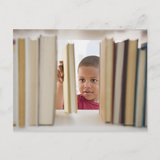 アフリカ系アメリカ人の少年が本を選ぶ ポストカード (正面)