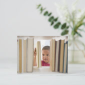 アフリカ系アメリカ人の少年が本を選ぶ ポストカード (スタンド正面)