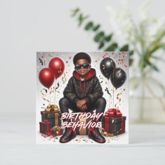 アフリカ系アメリカ人の少年の黒/赤の誕生日行動 カード (スタンド正面)