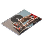 アフリカ系アメリカ人の男性がジムを作っている ノートブック (左側)