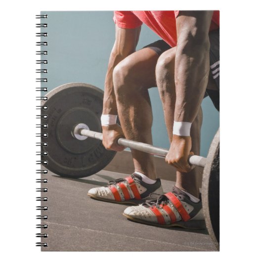 アフリカ系アメリカ人の男性がジムを作っている ノートブック (正面)