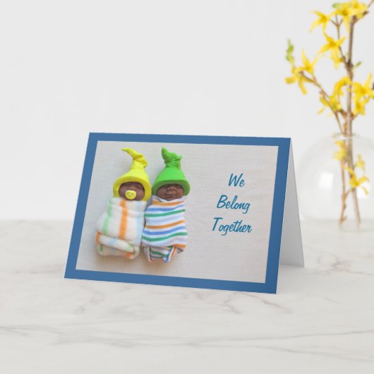 アフリカ系アメリカ人の粘土のベビー; 私達は一緒に属します カード (黄色い花)
