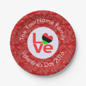 アフリカ系アメリカ人の赤文字LOVEフラグのパーソナライズ ペーパープレート (正面)