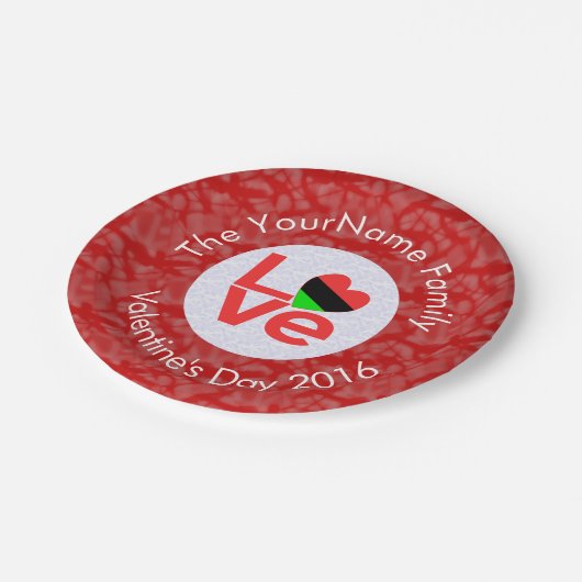 アフリカ系アメリカ人の赤文字LOVEフラグのパーソナライズ ペーパープレート (アングル)