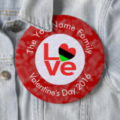 アフリカ系アメリカ人の赤文字LOVEフラグのパーソナライズ 缶バッジ (インサイチュ)