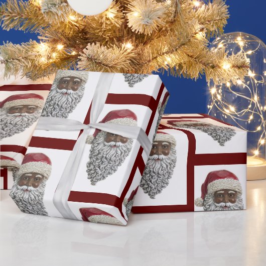 アフリカ系アメリカ人サンタクロースがクリスマスプレゼントを飾る ラッピングペーパー (クリスマス)