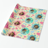 アフリカ系アメリカ人チビ（小さくかわいく書いた感じ）の女の子とハート ラッピングペーパー (アンロールド)