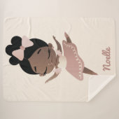 アフリカ系アメリカ人バレリーナと弓、ピンク、ベージュ シェルパブランケット (正面(横))