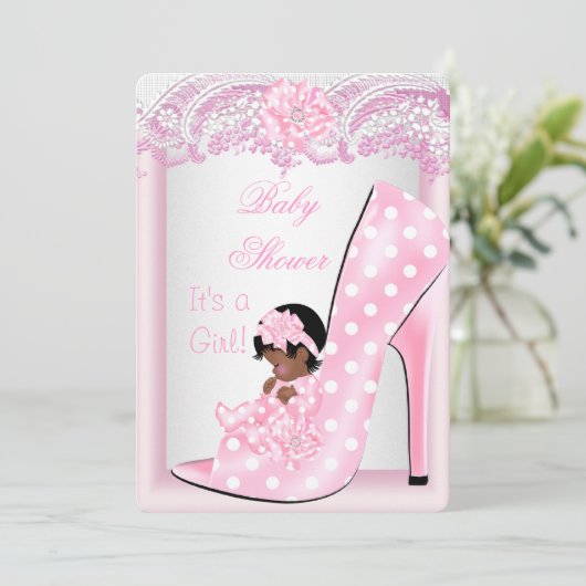 アフリカ系アメリカ人ベイビーシャワーガールピンクベビー靴 招待状 (スタンド正面)