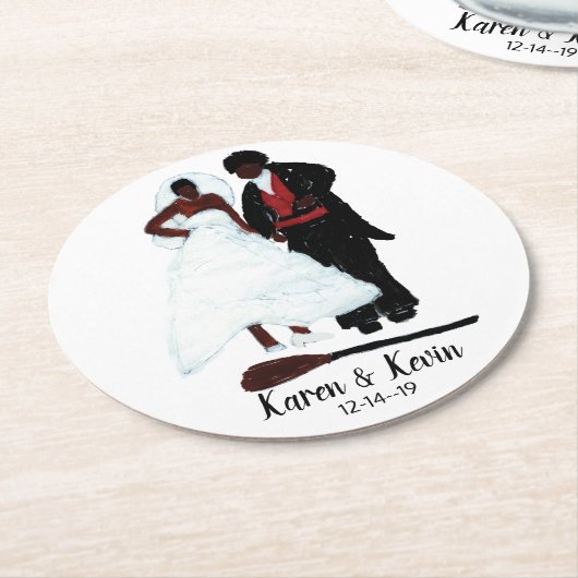 アフリカ系ア結婚メリカ人の「箒を跳ねる」 ラウンドペーパーコースター (アングル)