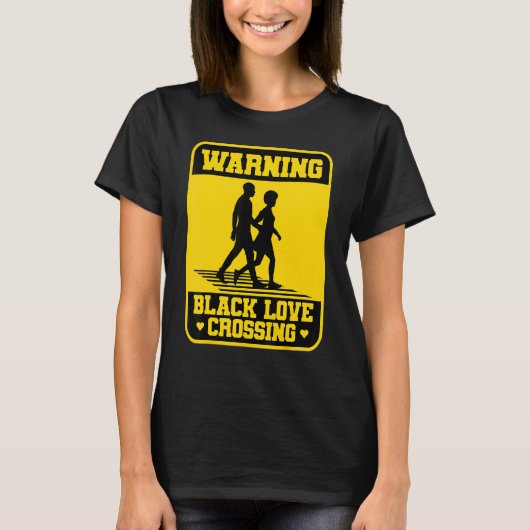 アフリカ警告系アメリカ人クープルを越えた黒人の恋 Tシャツ (正面)