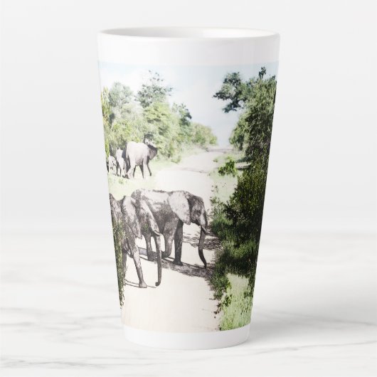 アフリカ象が道路を横切る カフェラテマグ (正面)