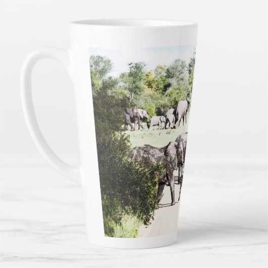 アフリカ象が道路を横切る カフェラテマグ (左)