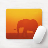 アフリカ象の歩く（日の入り日） マウスパッド (マウス)