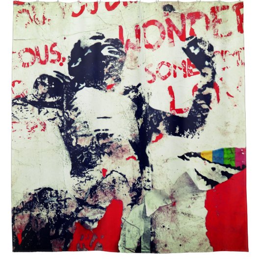 アフリカ赤と白ステンシルの色あせたグラフィティ シャワーカーテン (正面)